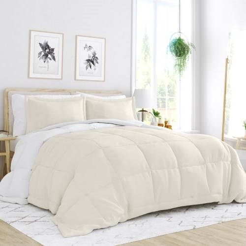 Full/Queen size 3-Piece Microfiber Reversible Comforter Set in White and Cream - Image 2